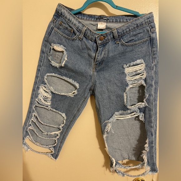 Fashion Nova distressed Jeans Bermuda size 9 - Picture 1 of 4